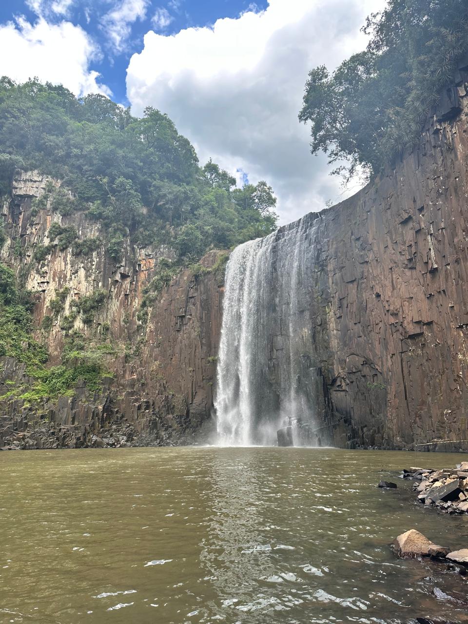 Cascata Vitória vista de perto em área de banho